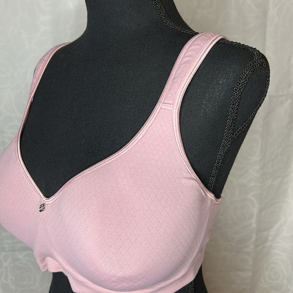 BREEZIES pale pink softly padded bra with underwire. Size 40 D. - Picture 4 of 8